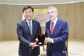 올림픽 유치, 전북의 발걸음 넓어진다...김관영 지사, IOC 위원장 만나