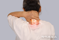 자꾸 앞으로 쏠리는 목, 거북목 증후군…도수치료로 바로 잡는다
