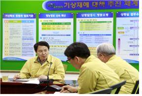 이양호 농촌진흥청장이 설 명절 연휴가 시작되는 6일 구제역·AI 방역대책 상황실을 방문해 방역 추진현황을 점검하고 관계관들을 격려하고 있다.