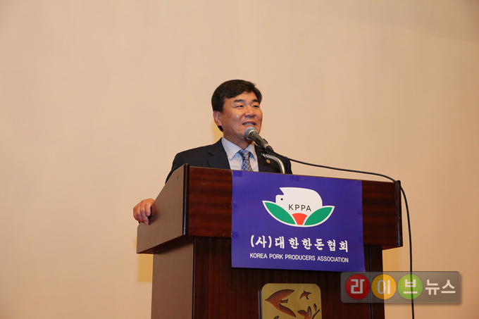 축사하는 이병규 한돈협회장. 이병규 회장은 멀리 가기 위해서는 함께 해야 한다며, 1세대와 2세대가 함께 힘을 합쳐 1등 농업, 1등 한돈으로 농축산업을 주도하길 기대한다”고 말했다.