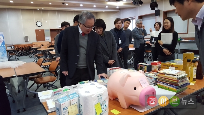 바자회 물품을 둘러보는 박철수 원장