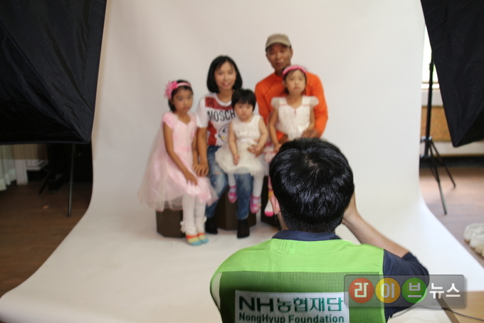 지난 5월 27일 경기도 포천시 관인면에서 농협재단 장학생 봉사단이 다문화가정을 대상으로 가족 사진 촬영 봉사 활동을 펼치고 있다.