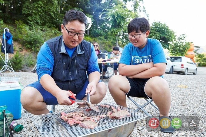 ‘2017년 한우 동행 캠핑 페스티벌’ 참가자들이 한우를 먹으며 즐거운 시간을 보내고 있다.