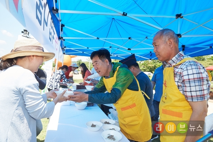 지난 5월 26일(금)부터 28일(일)까지 경기도 연천 땅에 미소 캠핑장에서 열린 ‘2017년 한우 동행 캠핑 페스티벌’에 한우자조금 민경천 위원장과 홍재경 경기도지회장(사진 왼쪽부터)이 캠핑 참가자들과 함께 한우국밥 나눔 행사를 하고 있다.