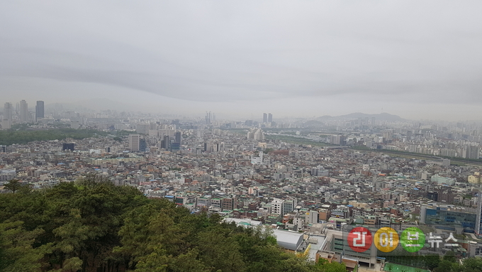 지난 5월 9일 미세먼지 농도 “매우 나쁨”이 예보된 서울시 경관 모습.(용마산에서 촬영)