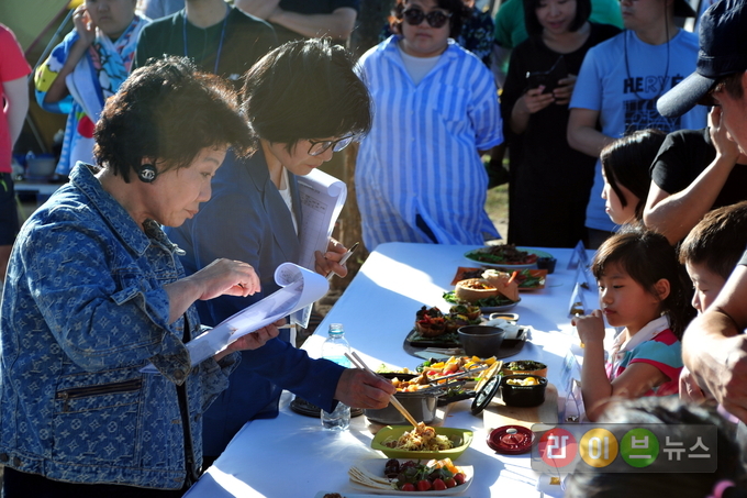 3일, 경기 연천 한탄강 오토캠핑장에서 열린 ‘한돈 캠핑 요리대회’에서 심사위원들이 참가자들이 선보인 요리를 평가하고 있다.