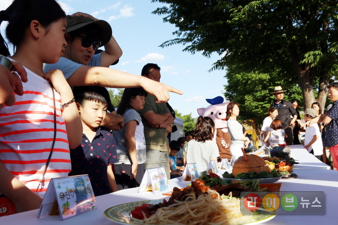 3일, 경기 연천 한탄강 오토캠핑장에서 열린 ‘한돈 캠핑 요리대회’에서 한 가족이 조심스레 한돈요리왕 1등을 점쳐보고 있다