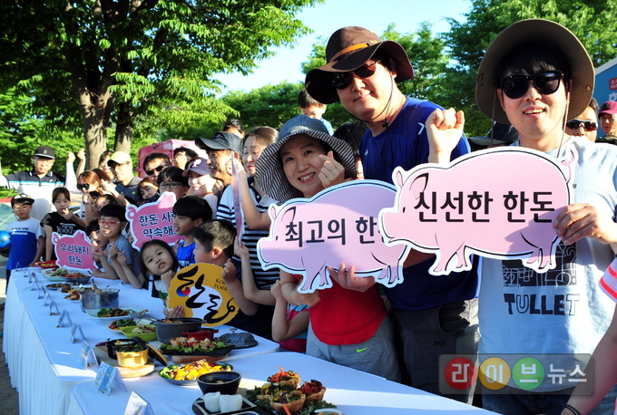 3일, 경기 연천 한탄강 오토캠핑장에서 열린 ‘한돈 먹GO! 캠핑 가GO!’ 캠핑 페스티벌에 참가한 가족들이 함께 파이팅을 외치고 있다. 이날 한돈자조금은 총 101팀의 가족을 초청. ‘한돈 먹GO! 캠핑 가GO!’ 캠핑페스티벌을 개최하고 시식회, 통기타 콘서트 등을 마련해 행사에 참가한 가족과 연인들에게 잊을 수 없는 추억을 선물했다.
