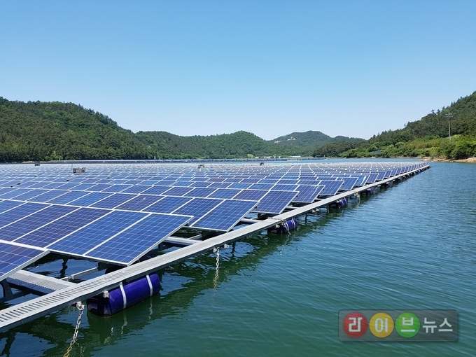 전남 화순 금전저수지(2MW) 수상태양광 설치 현장.