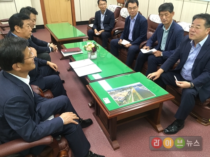 증평군수와 지역개발 사업을 논의하는 정승 농어촌공사 사장(맨 오른쪽)