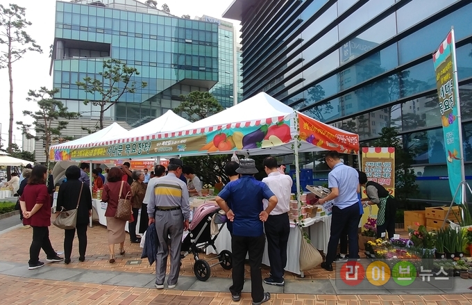 같은날 도심속 상설 직거래 장터인 서대문 목요장터에 인근 직장인과 주민들이 방문해 우리 농축산물제품등을 구입하고 있다.