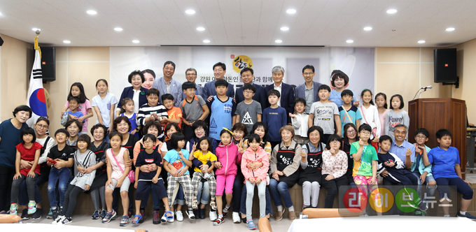 19일, 강원도 원주에 위치한 원주시사회복지센터에서 진행된 ‘한돈 나눔 쿠킹캠페인’에 참여한 강원 여성한돈인 봉사단과 관계자들이 행사를 기념해 원주시 사회복지센터의 꿈나들과 함께 단체사진을 촬영하고 있다. 이날 한돈자조금과 강원 여성한돈인봉사단은 직접 요리한 한돈 돈가스 300인분을 소외계층에게 전달하고 따뜻함을 나눴다.