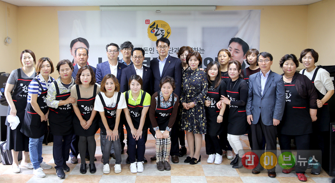 26일, 충청북도 충주에 위치한 종합사회복지관에서 진행된 한돈 나눔 쿠킹캠페인에 참여한 충북지역 여성한돈인 봉사단과 관계자들이 행사를 기념해 단체 사진을 촬영하고 있다. 이날 충북 여성한돈인 봉사단은 직접 요리한 우리돼지 한돈 수육 170인분을 전달하고, 트로트 노래 교실 등을 다양한 즐길거리를 열어 소외계층에게 잊을 수 없는 추억을 선사했다.