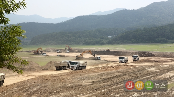 공사는 저수용량 확대를 위해 저수지 준설을 실시하고 있다.(사진은 경기 안성 금광저수지 준설 현장)