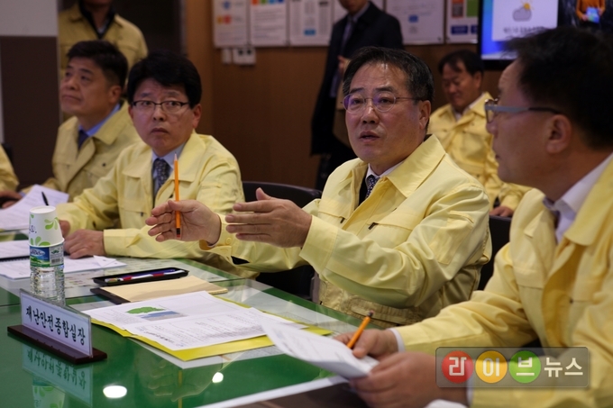정승 사장(오른쪽에서 두번째)가 포항 지진 긴급점검 대책을 지휘하고 있다.