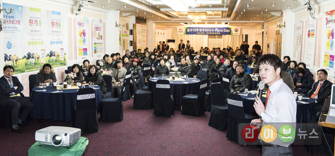 우성사료 안재찬 축우부장이 행사를 진행하고있다