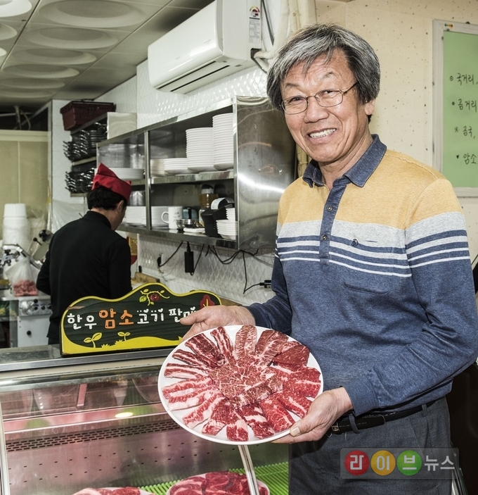 하세길 사장이 농장에서 생산된 고기를 보여주고 있다.