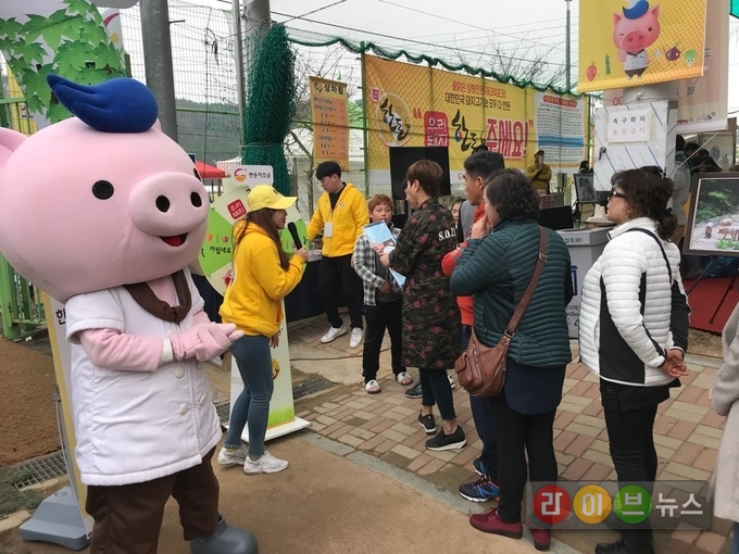 지난 17일, 양평 단월레포츠공원에서 열린 ‘제 19회 양평단월 고로쇠축제’를 방문한 관람객들이 한돈을 맛보며 즐거운 시간을 보내고 있다. 이 날 한돈자조금은 지역상생을 위한 지역특화 홍보사업의 일환으로, 양평단월 고로쇠축제에서 한돈 구이존, 아름다운 농장 및 돼지사진 콘테스트 수상 전시회, 이벤트 부스 등을 운영하고 한돈의 맛과 우수성을 알렸다.