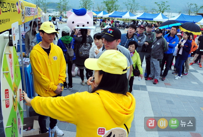 22일 경북 성주별고을운동장에서 열린 ‘제13회 성주참외전국마라톤대회’에서 참가자들이 룰렛 이벤트에 참여하고 있다. 이번 대회에 한돈자조금은 한돈 저지방 부위 시식회와 한돈요리 전시회 등을 운영하는 한편, 다양한 이벤트와 즐길거리를 마련해 한돈의 맛과 우수성을 알렸다.