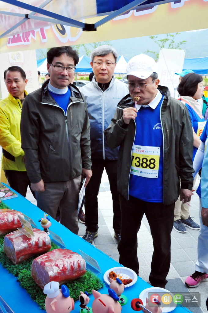 22일 경북 성주별고을운동장에서 열린 ‘제13회 성주참외전국마라톤대회’에서 행사에 참석한 김항곤 성주군수가 한돈 요리를 시식하고 있다. 한편 이번 대회에서 한돈자조금은 한돈 요리 시식회와 한돈요리 전시회 등 다양한 이벤트와 즐길거리를 마련해 참가자들에게 큰 호응을 얻었다.