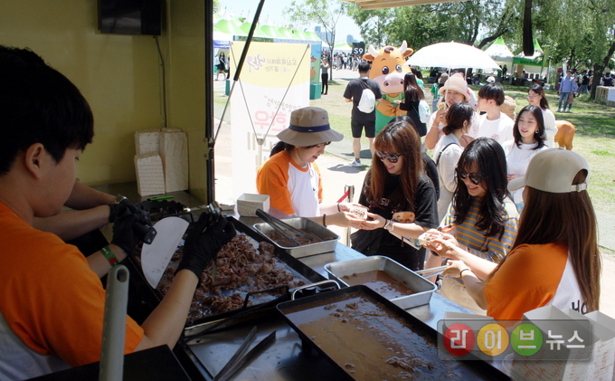 20일, 서울 난지 한강공원에서 열린 환경캠페인 뮤직 페스티벌 ‘그린 플러그드 서울 2018’에서 관람객들이 한우 불고기 시식을 위해 길게 줄을 서있다. 한편 이날 한우자조금은 한우 시식회를 비롯해 한우버거 만들기 체험 등 다양한 행사와 이벤트를 마련해 관람객들에게 큰 호응을 얻었다.