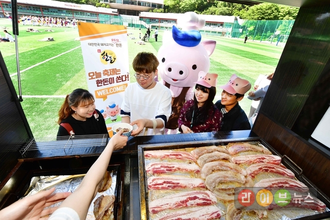 19일(토) 서강대학교 학생들이 도니카에서 한돈 철판구이를 받고 있는 모습.