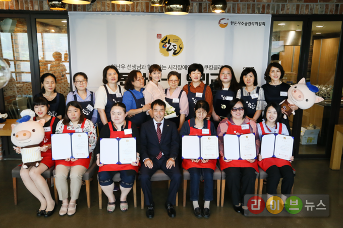 29일 진행된 한돈 나누-리 요리교실 참가자들과 강사, 봉사자, 한돈자조금 하태식위원장(가운데)의 모습이다.