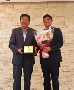 ㈜도드람양돈서비스 충주센터 정장욱 대표(사진 오른쪽)가 이재용 종축개량협회장과 함께 수상 기념 촬영을 하고 있다.