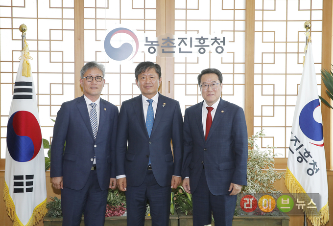 14일 라승용 농촌진흥청장(가운데)과 김재현 산림청장(왼쪽), 남재철 기상청장이 이상기상에 대응하고 농업-산림-기상 분야의 기술 융합 협력 체계를 강화하는 심포지엄 개최에 앞서 기념 촬영을 하고 있다.