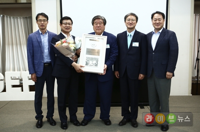 농어촌공사가 공공기관 중 유일하게 글로벌연구대상을 수상했다.(가운데 최규성 사장, 오른쪽 두번재 신완선 회장)