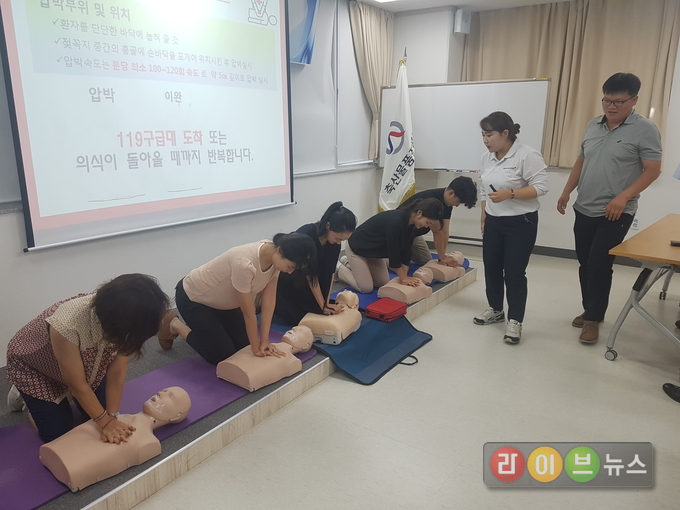 심폐소생술 교육을 받고 있는 경기지원 직원들