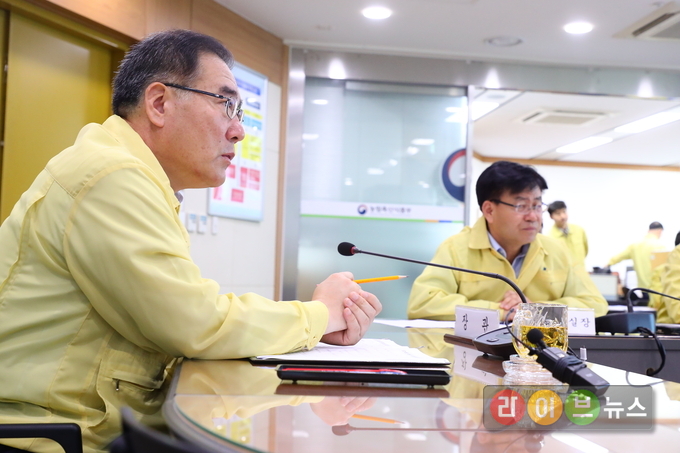 농식품부가 이개호장관 주재 긴급대책회의를 갖고 태풍 솔릭에 대한 저수지·배수장 점검 등 비상체제에 돌입했다.