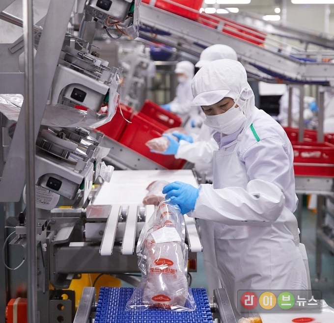 도드람김제FMC 근로자가 진공포장을 위해 정육제품을 폴리에틸렌(PE)백 속에 넣고 있다.