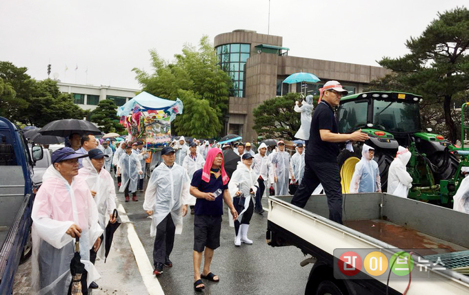 27일, 전남 담양군청에서 전국한우협회 담양군지부 회원농가를 비롯한 35개 축산관련단체 총 300명의 담양지역 축산농민들이 담양군청에서 ‘담양군 축산인 생존권 사수를 위한 총 궐기대회’를 진행하고 있다.