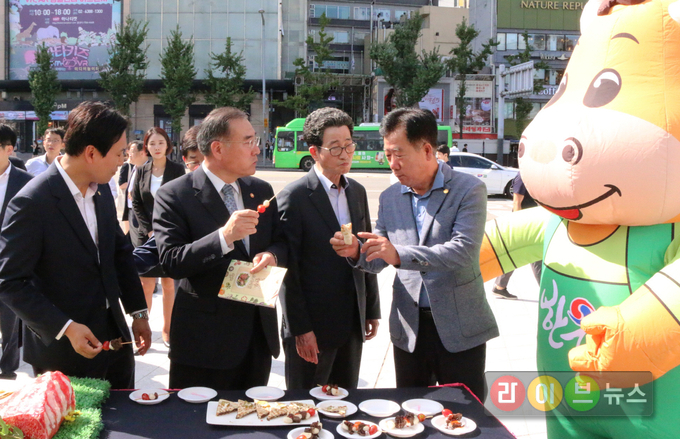1~2일 양일간 서울 동대문구 동대문디자인플라자에서 열린 ‘2018 농림축산식품 일자리박람회’에서 이개호 농림축산식품부장관이 한우 시식코너를 방문. 한우로 만든 요리를 맛보고 있다. 이날 한우자조금은 농림축산식품분야 취업 희망자를 응원하고자 한우 푸드트럭을 활용한 이색 한우요리를 선보이는 한우 시식회를 진행하는 한편, 경품 이벤트 등을 열어 참가자들에게 큰 호응을 얻었다. (왼쪽부터 이개호 농림축산식품부장관, 이목희 일자리위원회 부위원장, 민경천 한우자조금관리위원장)