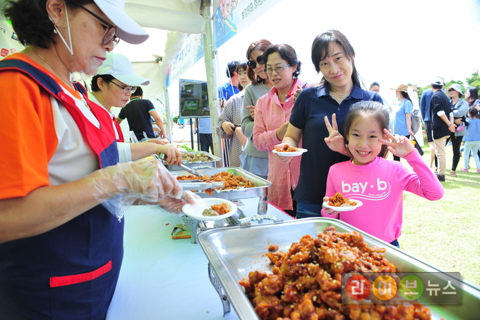 지난 8일, 전남 무안군 해제면 무안황토갯벌랜드 일원에서 열린 ‘무안황토갯벌축제’에서 한돈자조금관리위원회가 관람객들에게 한돈요리를 선보이고 있다. 한편 이날 한돈자조금은 한돈 시식회를 비롯해 다양한 행사와 이벤트를 마련해 관람객들에게 큰 호응을 얻었다.