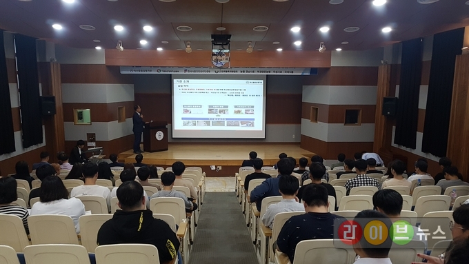 축산물품질평가원 부산경남지원의 하반기 지역인재 채용 설명회가 ‘원포인트’ 상담을 병행해 참여 학생들로 부터 좋은 호응을 얻었다.