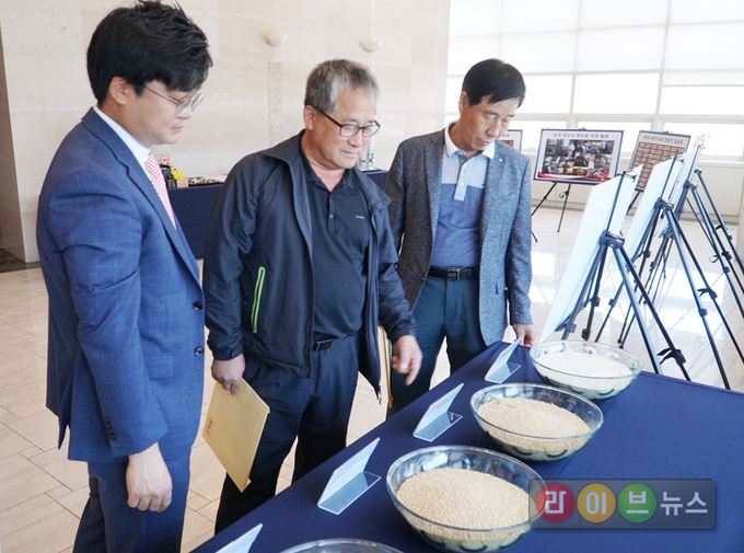 신제품 퓨리나 네오피그 설명을 듣는 한돈 경영인들
