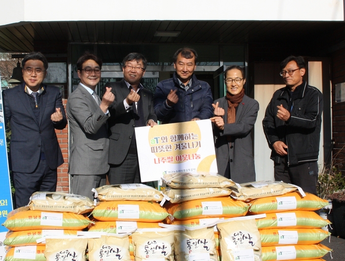 사진 왼쪽에서 세 번째 이기우 aT 수급이사, 백종필 나주시 농민회장, 김미경 계산원장.