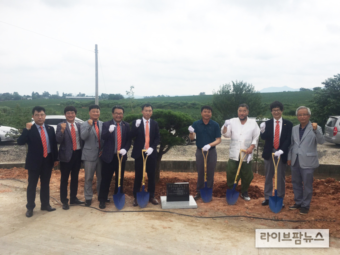 팜스코는 지난달 26일 우둥TMR공장을 찾아 1만톤 달성 기념식수 행사를 개최했다.
