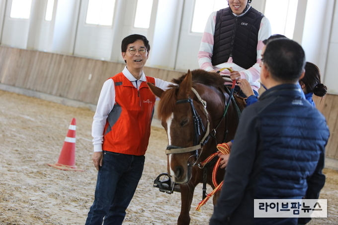 한국마사회는 코로나19로 지친 국민들에게 정신적·신체적 힐링과 활력을 제공하고 말 수요 확대 및 승마 대중화에 기여하기 위해 상반기 ‘사회공익·힐링승마’ 사업 참여 승마시설 모집을 오는 25일까지 진행한다.