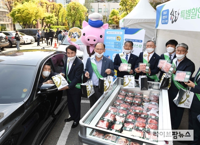 24일 농협서울지역본부에서 하태식 한돈자조금관리위원장, 김태환 농협경제지주 대표이사, 서울경기양돈조합 이정배 조합장 등이 한돈 소비촉진을 위해 운영된 드라이브스루를 판매에 동참했다.