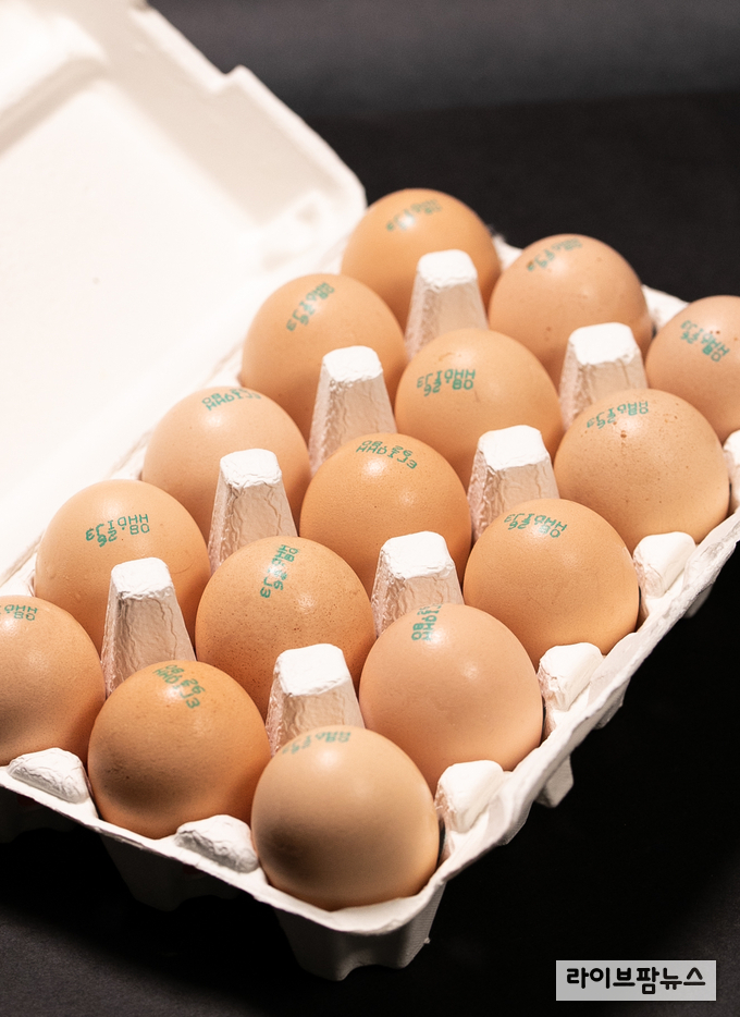 칼륨의 충분한 섭취가 고령 여성의 골다공증 발생 위험을 감소시킨다는 연구결과가 나왔다. 칼륨은 계란·요거트와 아몬드·호두·피스타치오 등 견과류, 감자·고구마·바나나 등에 풍부하다.