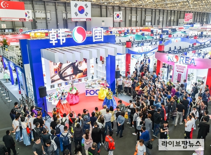 aT는 하반기 정상개최 일정에 맞춰 호주 멜버른(Fine Food Australia, 9월), 프랑스 파리(Sial Paris, 10월), 베트남 호치민(Foodexpo Vietnam, 11월) 등 총 8회 박람회의 통합한국관 참가업체를 21일까지 온라인으로 모집한다. 사진은 2015년 상하이 Sial China 한국관 참가사진 모습.