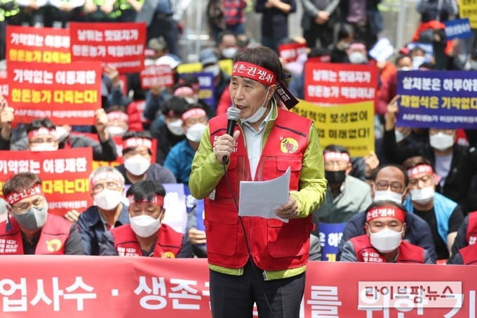 11일 대한한돈협회는 청와대 앞에서 아프리카돼지열병(ASF) 피해농가 재입식 허용과 영업손실 보상을 촉구하는 ‘한돈산업 사수 및 생존권 쟁취 기자회견’을 열었다. 이날 하태식 회장은 “전 세계적으로 호평가를 받는 정부의 코로나19 방역과는 달리 왜 대한민국의 ASF 방역은 농가의 희생만 강요하고 있다”고 지적하고, “한돈농가 생존권 사수를 위한 농가의 요구가 관철될 때까지 투쟁을 이어갈 것”이라고 밝혔다.