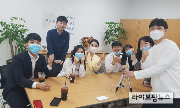 축평원 경기지원은 코로나 19 확산을 우려해 14일 인스타 라이브 방송을 통해 온라인 취업 설명회를 개최해 화제를 모았다.