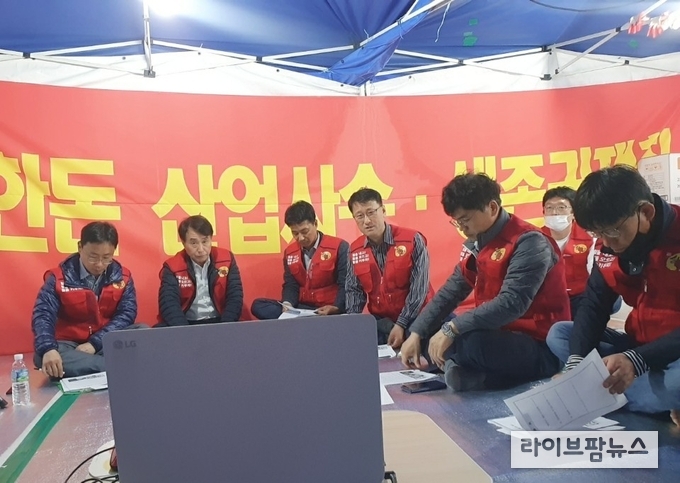 한돈협회는 긴급 회장단 영상회의를 열고, 다음 주부터 농성 수위를 한층 높여 강력히 투쟁키로 결정했다.