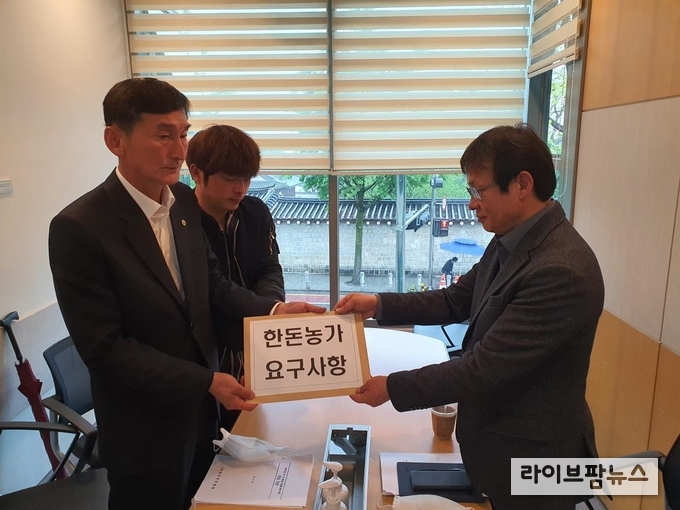 조영욱 양주지부장과 유두영 연천비대위원이 청와대 농해수비서관실 장경호 행정관에게 기자회견문 및 한돈농가 요구사항을 전달했다.