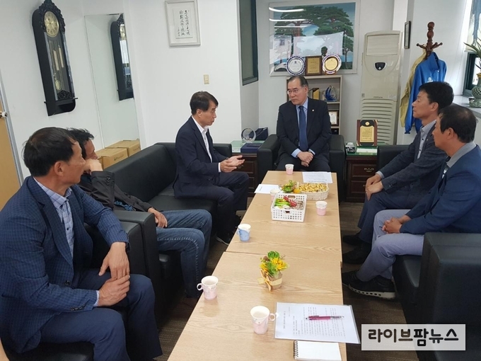 하태식 회장은 오재곤 부회장, 영광지부 양동근 지부장·한융석 前 지부장·장정복 前 사무국장 및 장세일 전남도의원과 함께 前 농식품부장관인 이개호 국회의원(더불어민주당, 전남 담양군함평군영광군장성군)을 만나 협회요구사항을 전달하고, 한돈농가의 어려움을 간절히 호소했다.