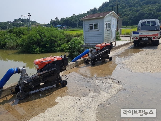 한국농어촌공사는 재해에 대비해 안전한 영농 환경을 조성하고 농업인 서비스를 강화하기 위해 관리 절차와 실무적인 고려사항 등을 자세히 담아 신규 담당자도 쉽게 이해하고 이용할수 있도록 농촌용수관리 업무 매뉴얼을 정비했다. 사진은 양수기 가동모습.